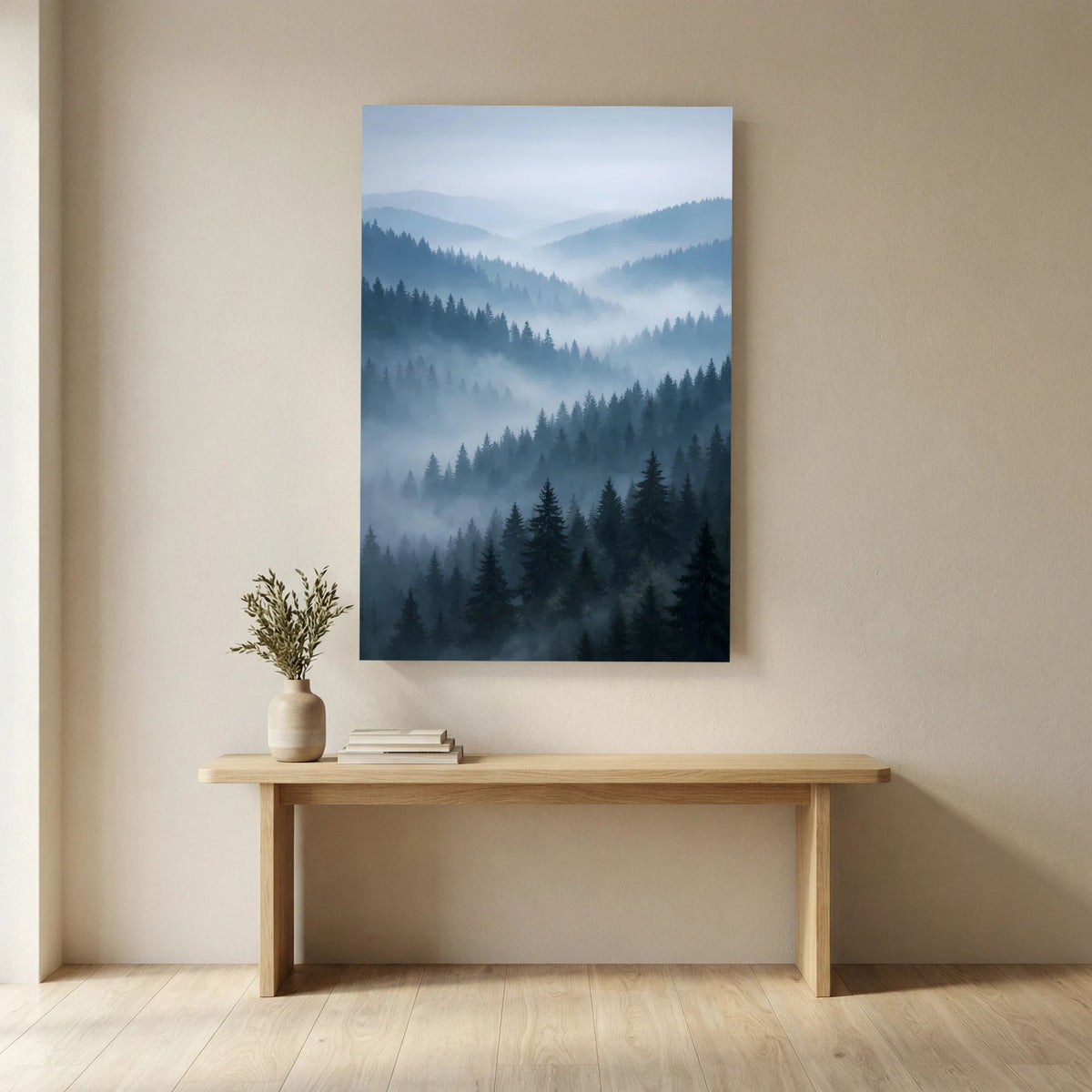 Hochformatiges Naturposter mit nebligen Tannenwäldern und Bergen in Blau-Grau, rahmenlos