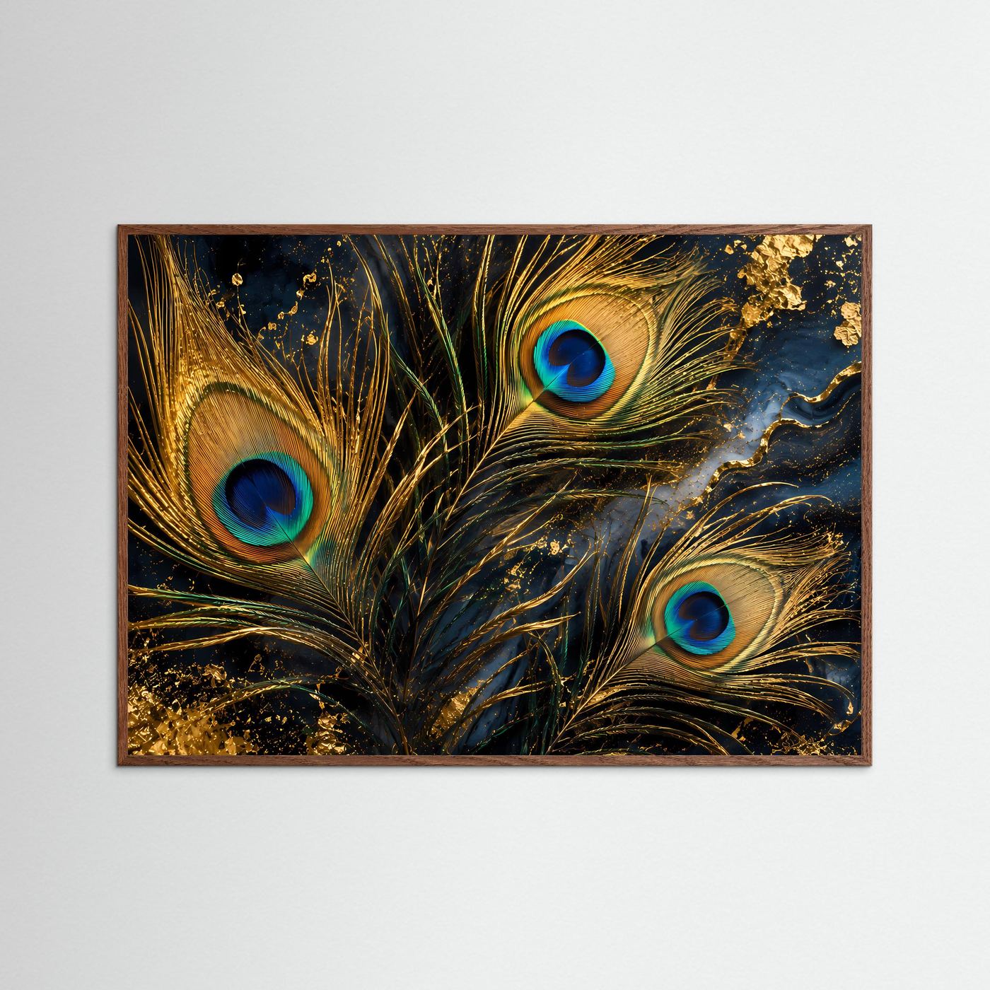 Wandbild mit Pfauenfeder-Motiv, goldene Federn und blaue Augen, im braunen Rahmen