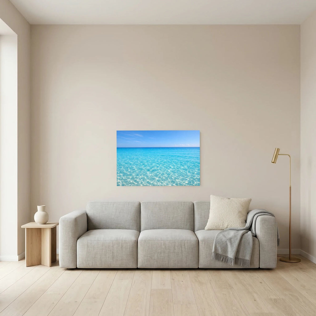 Kleines Wandbild mit blauem Meer im Querformat an einer hellen Wand.