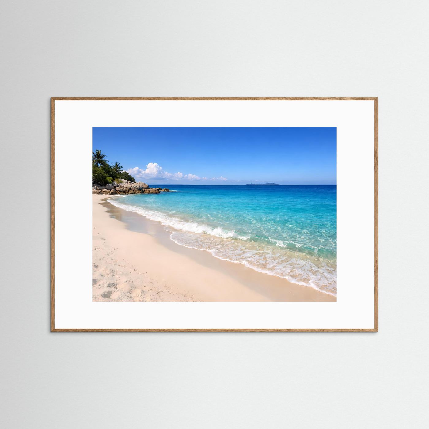 Strandposter mit türkisfarbenem Meer und Sandstrand, naturfarbener Holzrahmen