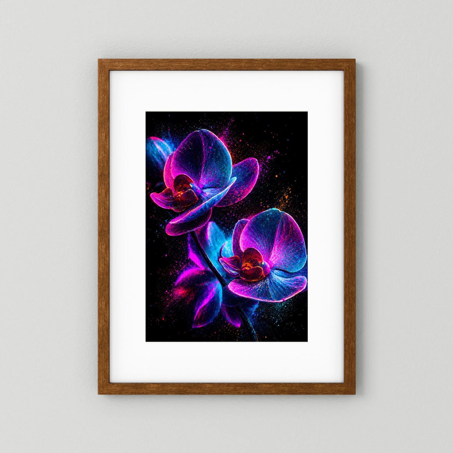 Leuchtendes Orchideenposter mit schwarzem Hintergrund und pink-blauem Lichtmotiv, im braunen Holzrahmen