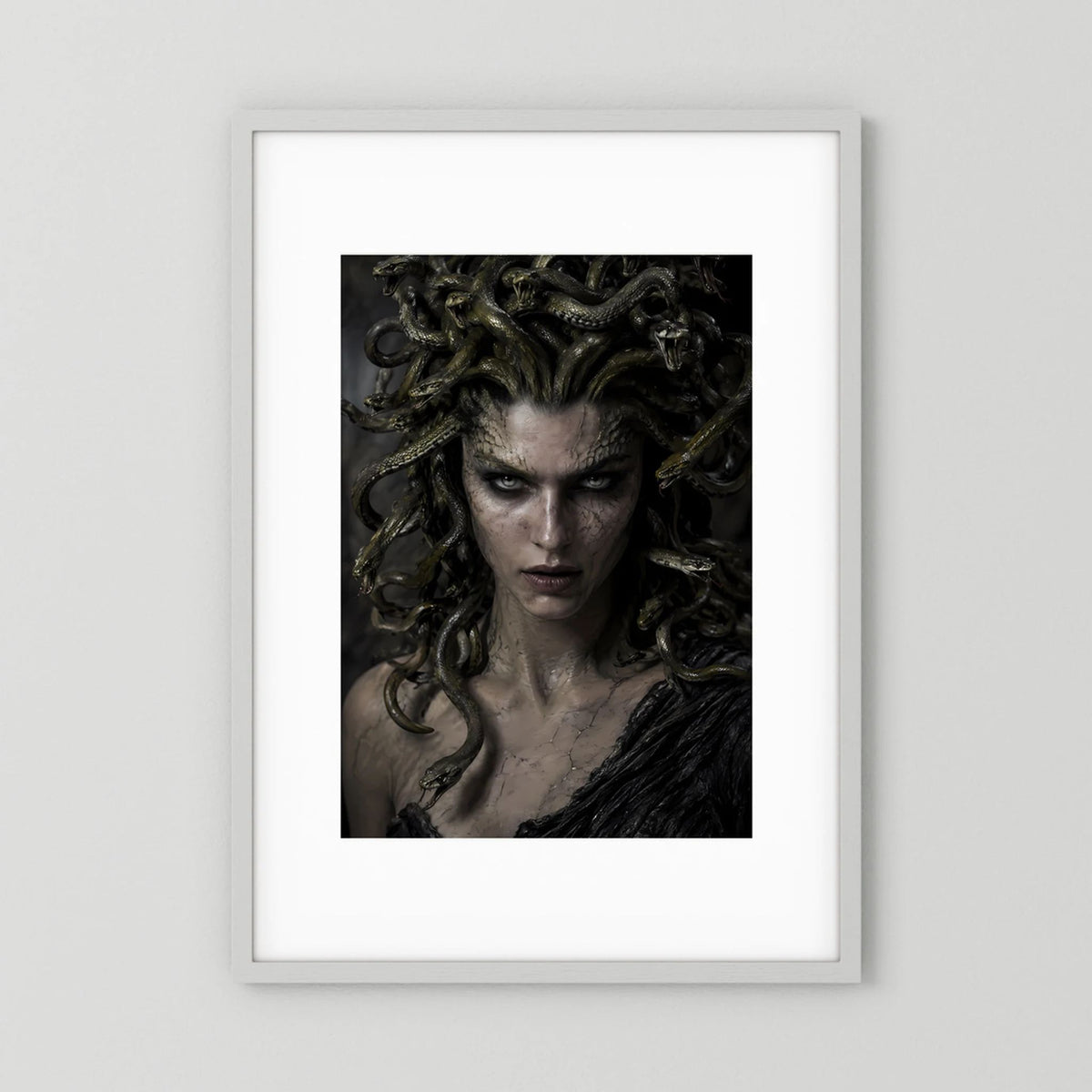 Fantasy-Poster mit Medusa: düsteres Porträt einer Frau mit Schlangenhaaren