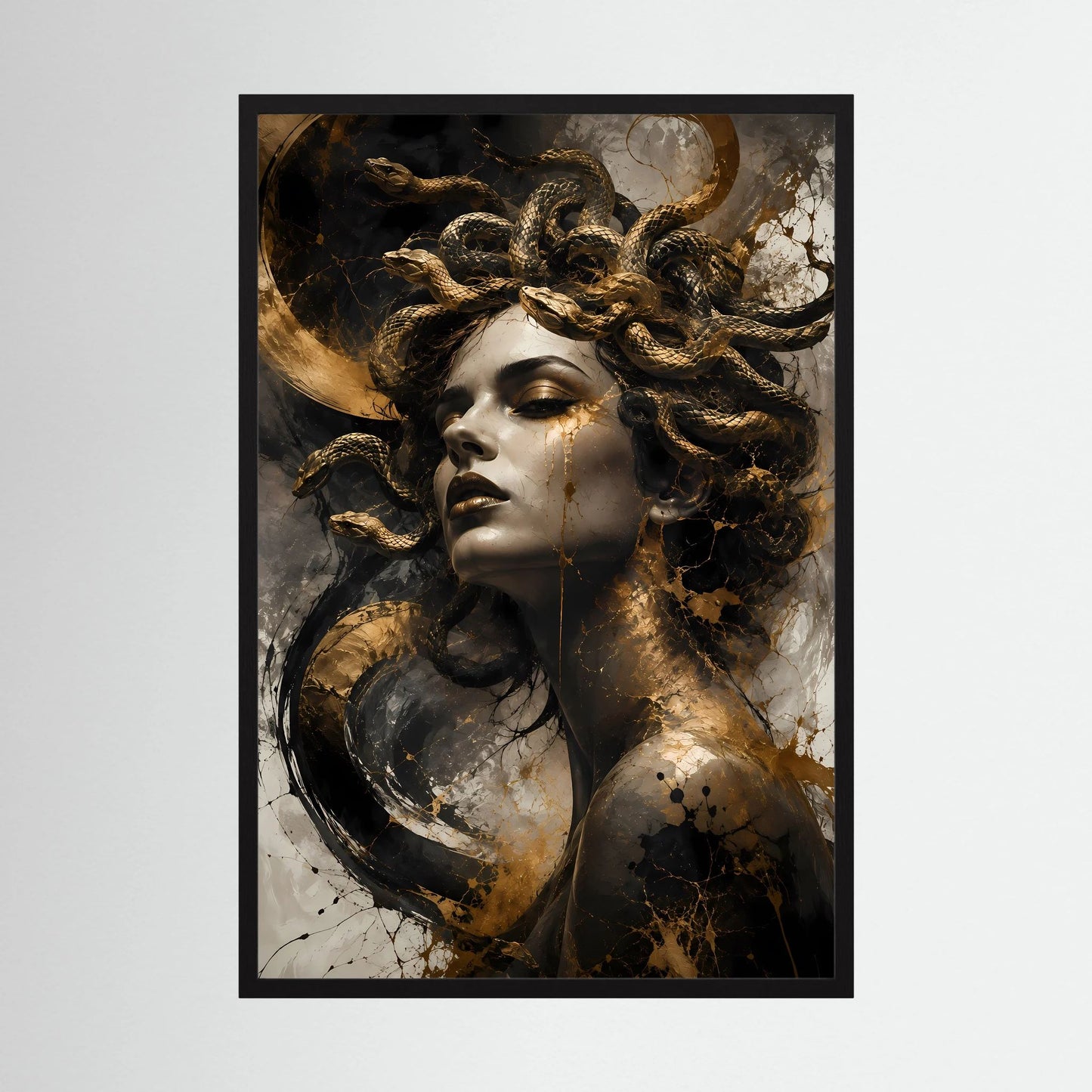 Hochformatiger Poster mit Medusa-Frau im Schwarz-Gold, schwarze Umrandung
