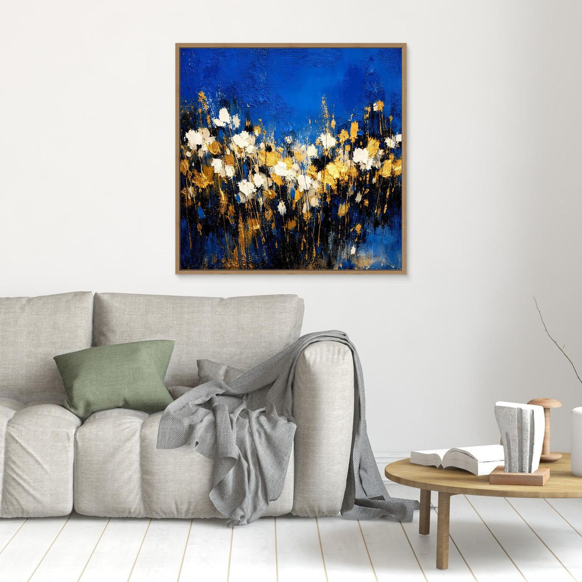 Wandbild mit abstraktem Blumenmotiv, blaue Flächen mit weißen und goldenen Akzenten, goldbrauner Rahmen