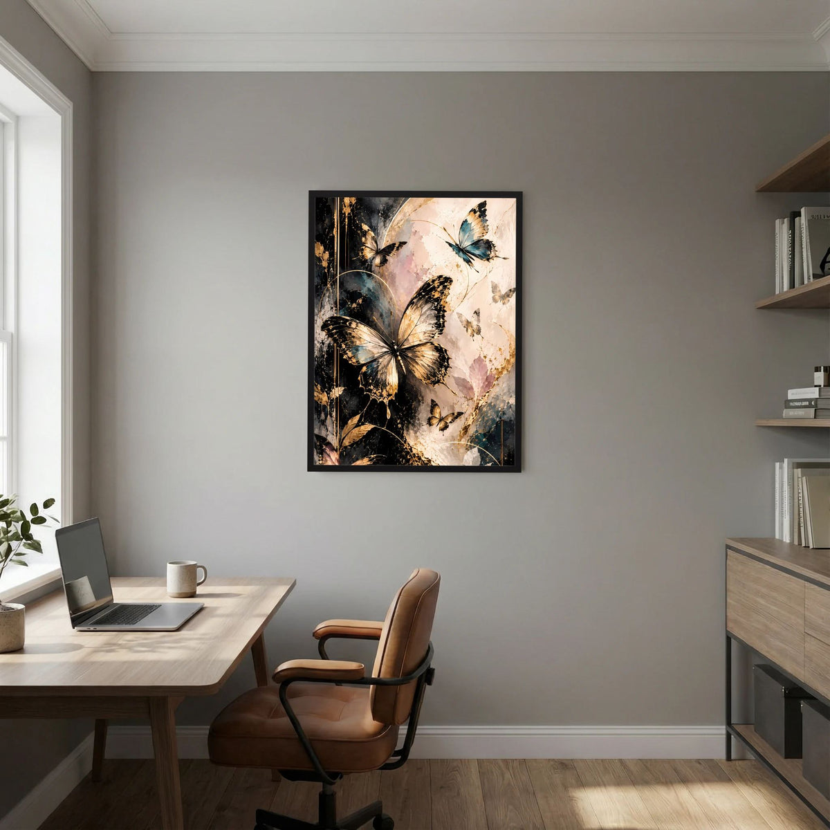 Hochformat-Poster im schwarzen Rahmen mit abstrakten Schmetterlingen in Gold und Schwarz