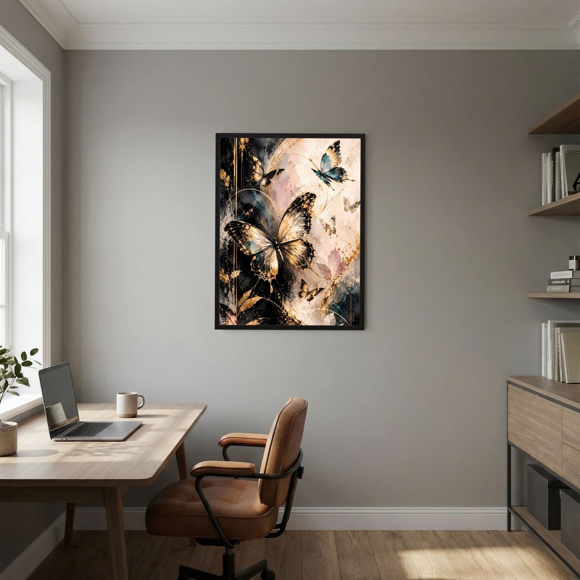 Hochformat-Poster im schwarzen Rahmen mit abstrakten Schmetterlingen in Gold und Schwarz