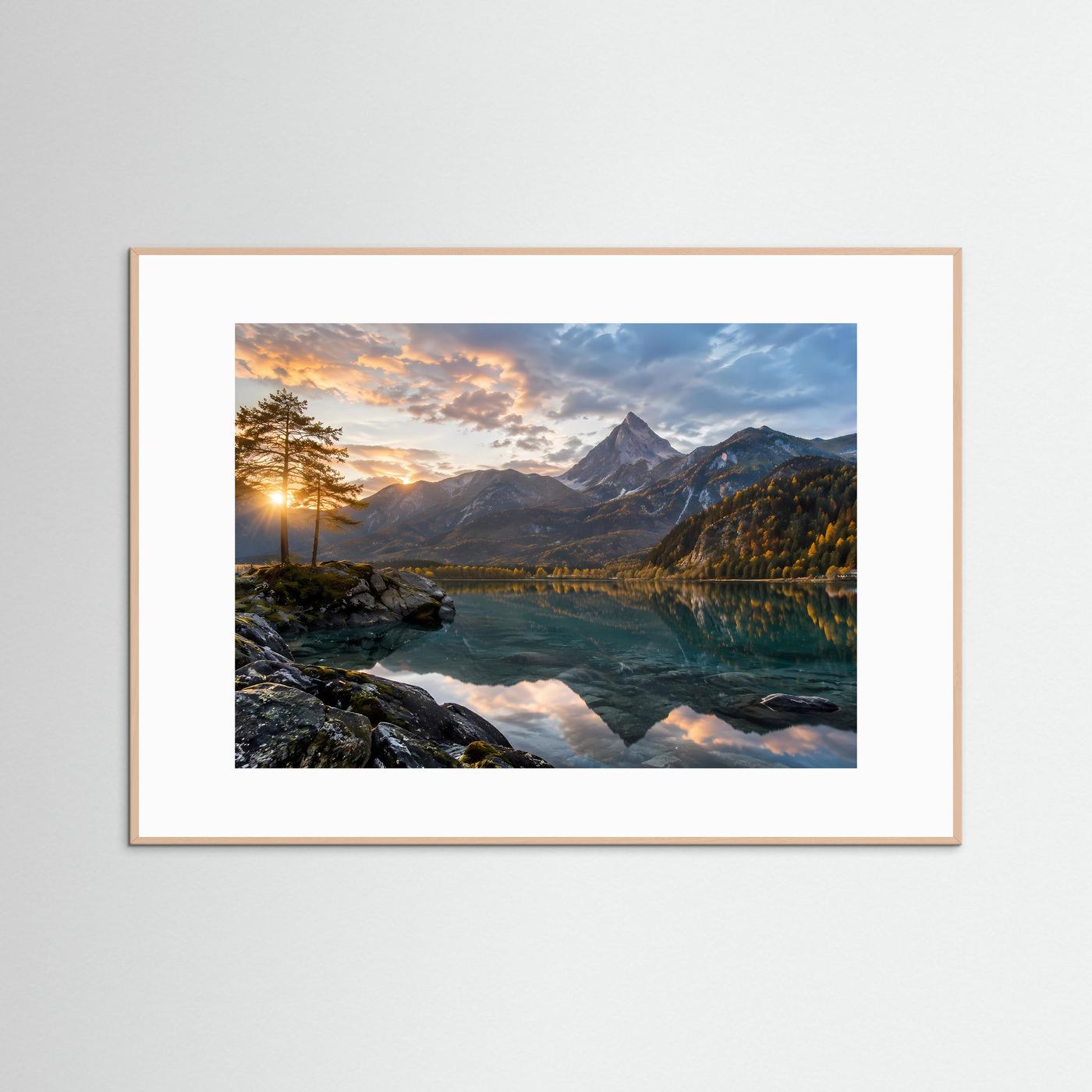 Gerahmtes Poster im Querformat mit Landschaft: See, Berge und Herbstwald bei Sonnenuntergang, hellbrauner Rahmen