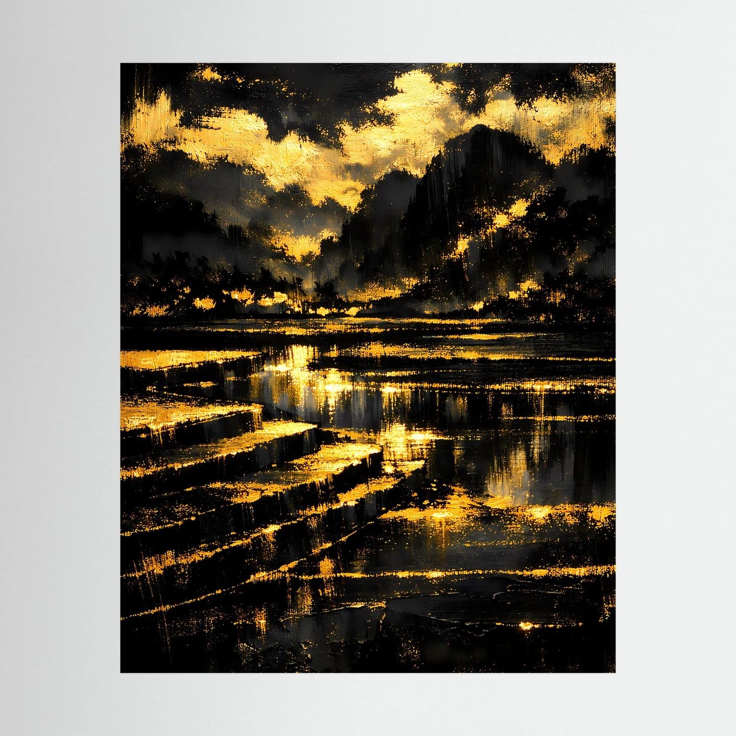 Hochformatiges Poster mit abstrakter Berglandschaft in Schwarz und Gold, Spiegelungen am See