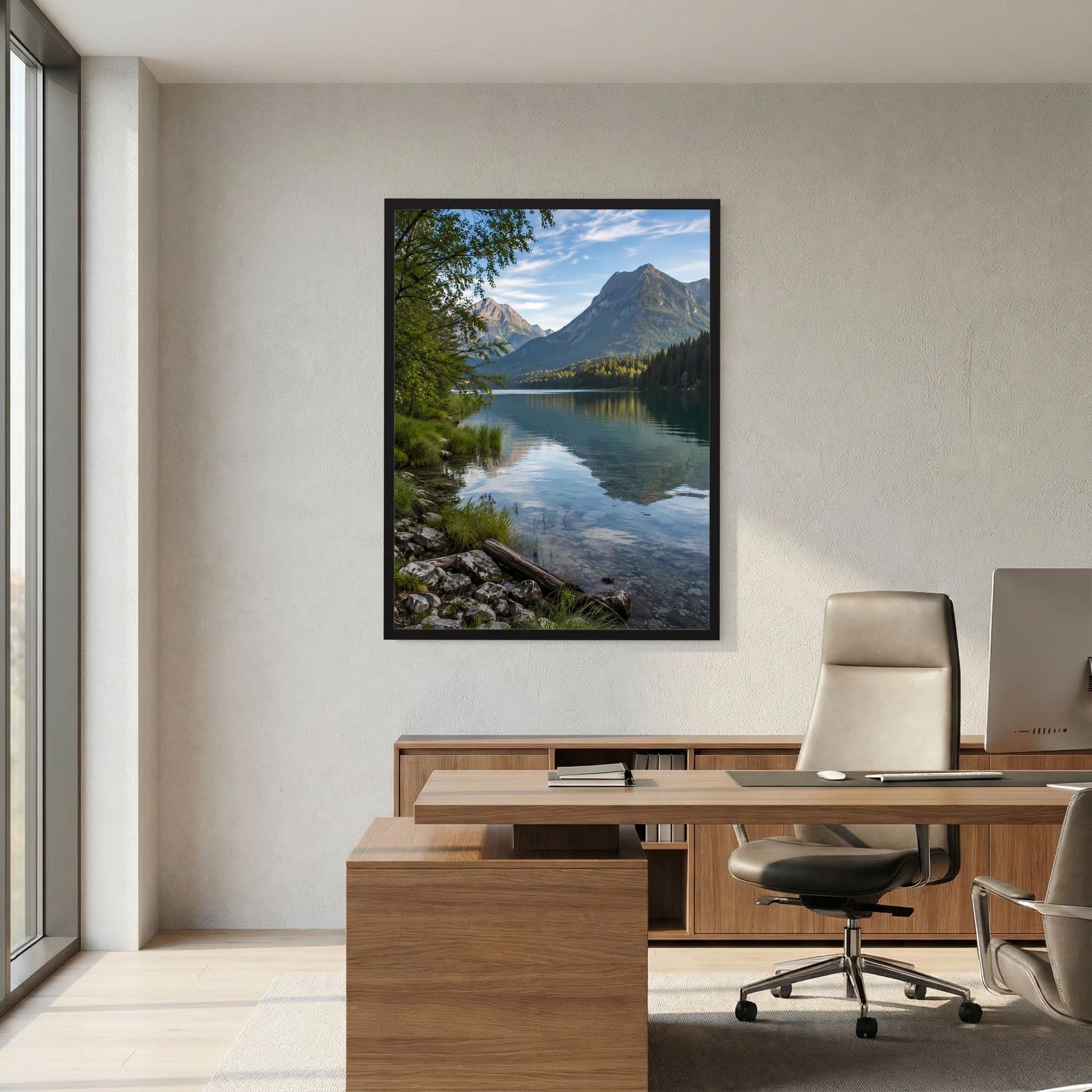 Poster im schwarzen Rahmen mit Alpensee und Bergen über einem Besprechungstisch