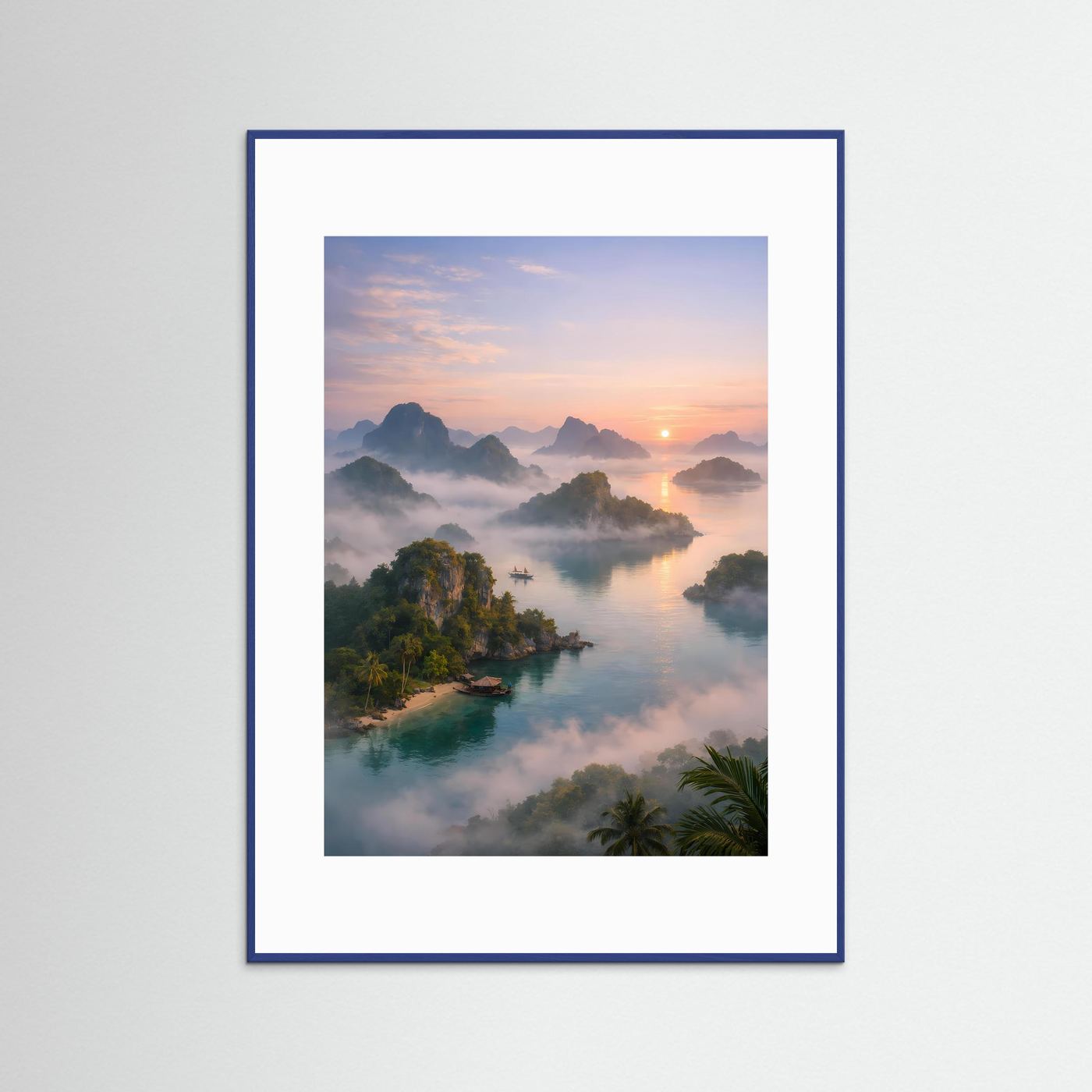 Gerahmtes Poster im Hochformat mit Fluss, Bergen, Nebel und Sonne, blauer Rahmen