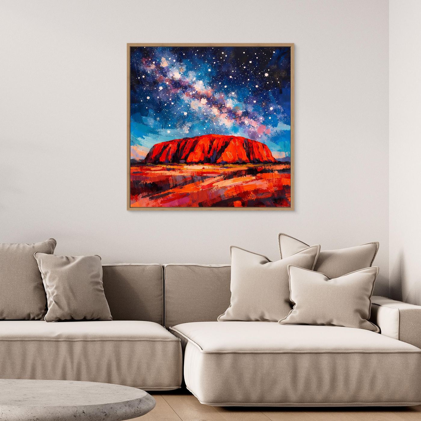 Abstraktes Wandbild mit Sternenhimmel und Milchstraße; roter Felsen im Outback, farbstarke Malerei