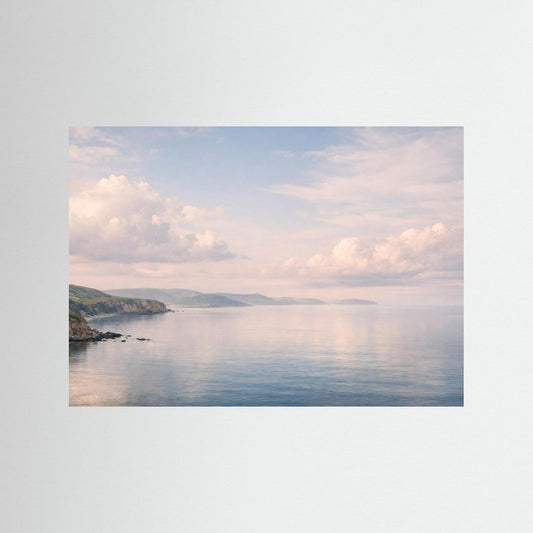 Querformatiges Panorama-Meerposter mit Küstenlinie, ruhigem Wasser und Wolken am Morgenhimmel