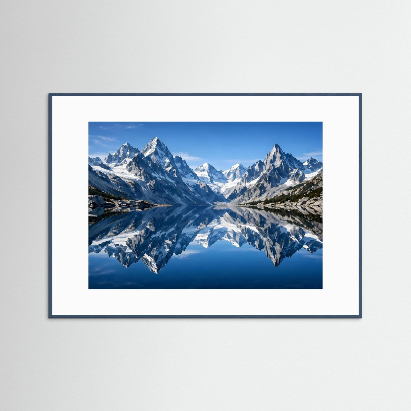 Wandbild mit Berglandschaft und spiegelndem See, blauer Rahmen