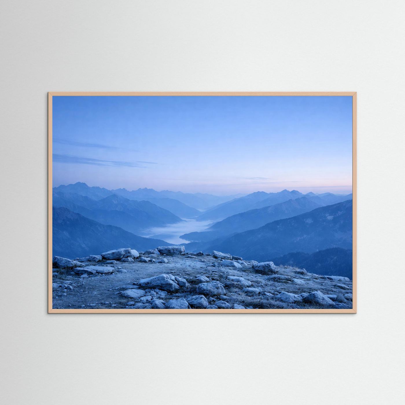 Querformat-Poster mit Alpenpanorama, eisiger Bergrücken und blaue Täler, hellbrauner Holzrahmen