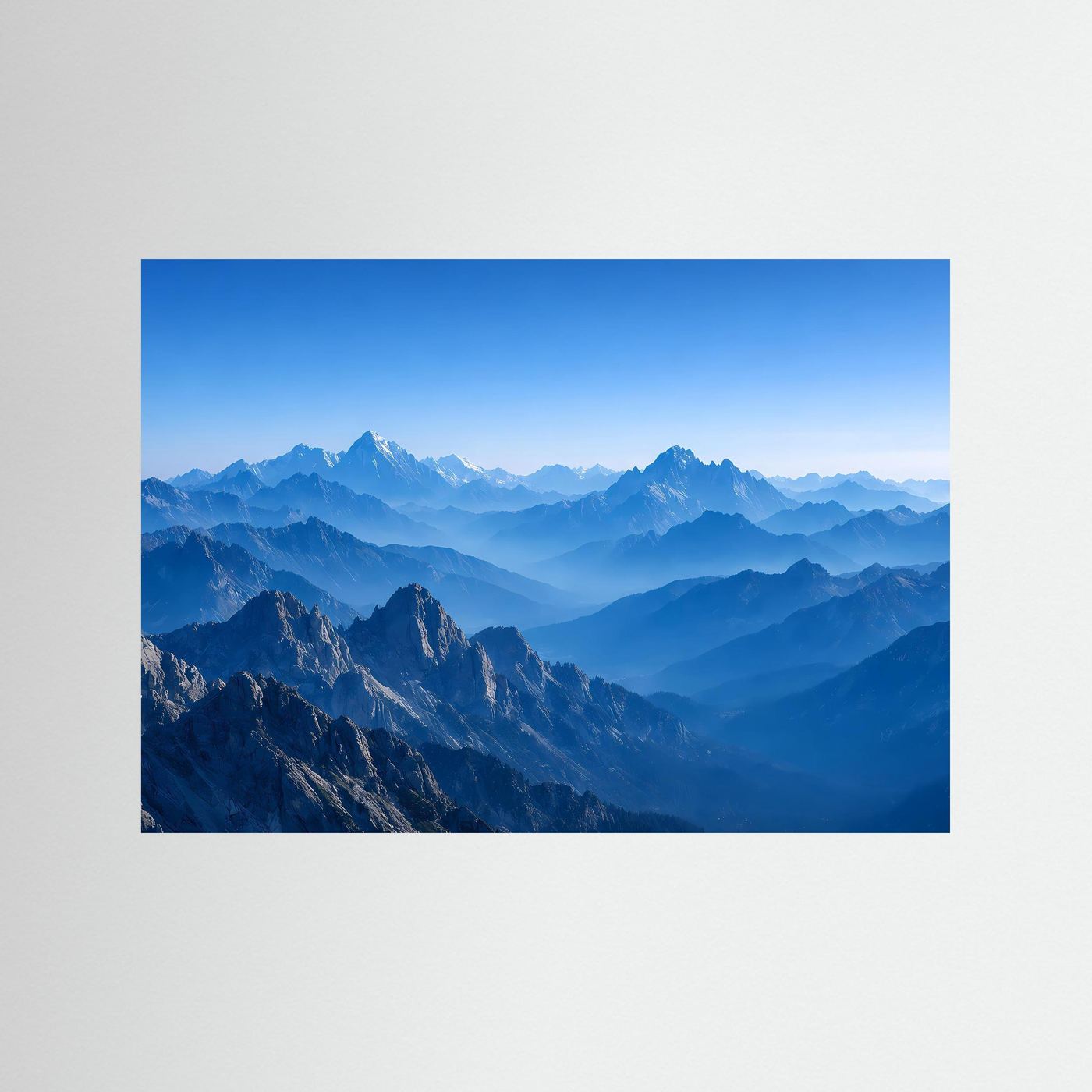 Berglandschafts-Poster mit blauen Alpenbergen, ohne sichtbaren Rahmen