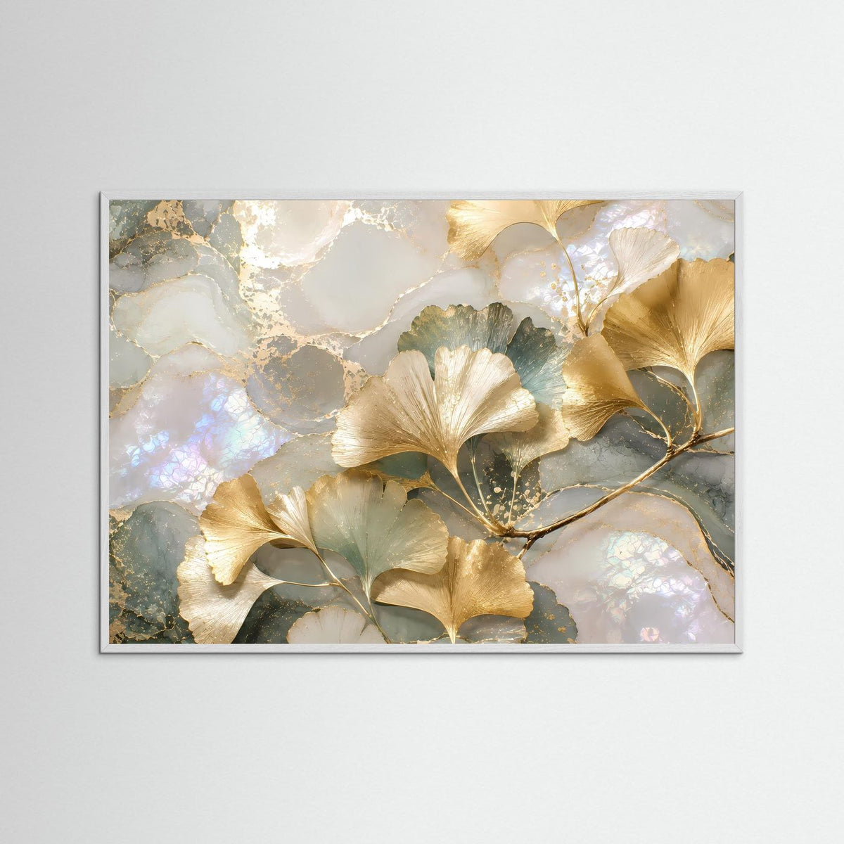 Botanisches Poster im weißen Holzrahmen: goldene Ginkgo-Blätter auf Perlmutt, Querformat