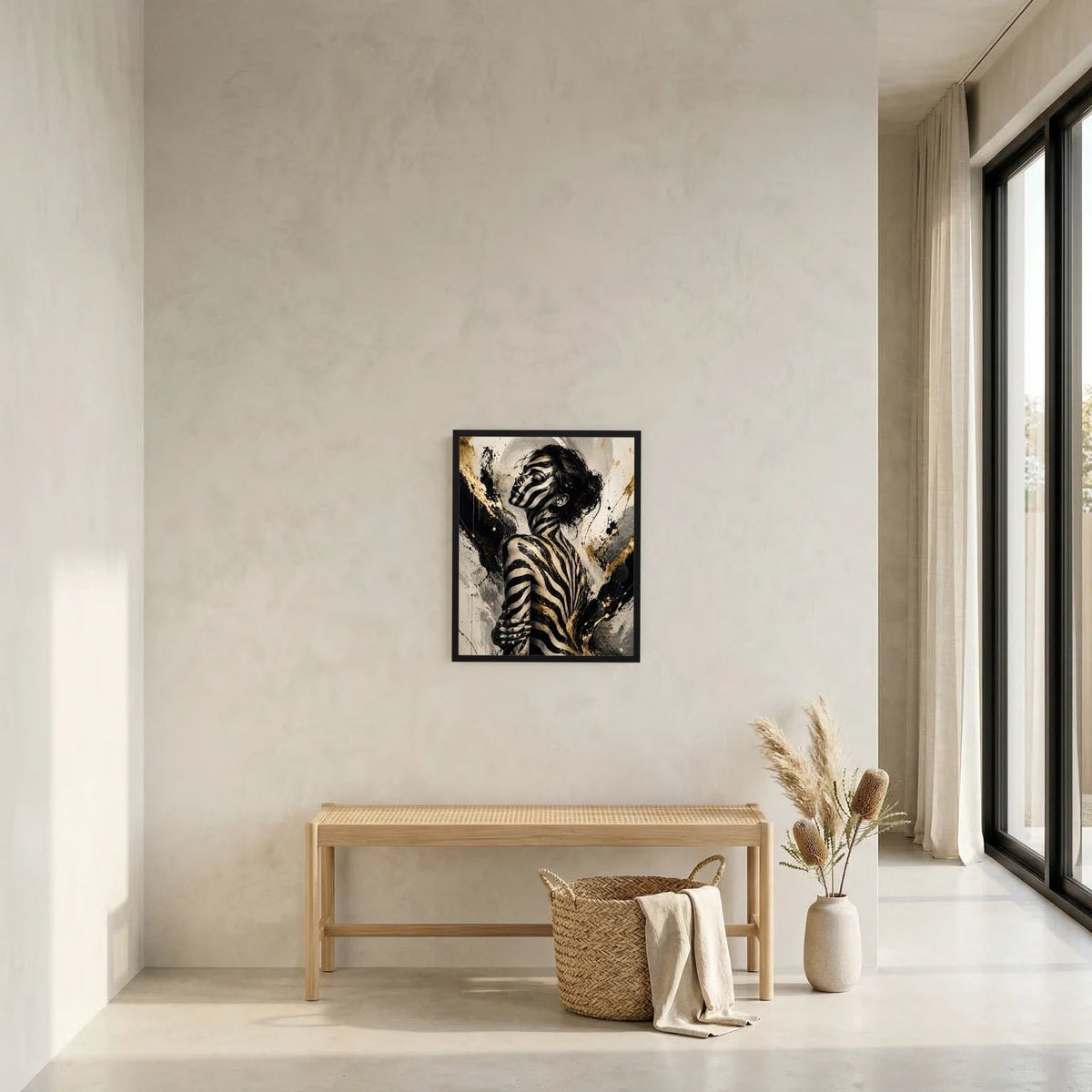 Gerahmtes Hochformat-Poster an der Wand: Frau mit Zebra-Bodypainting, Schwarz-Gold