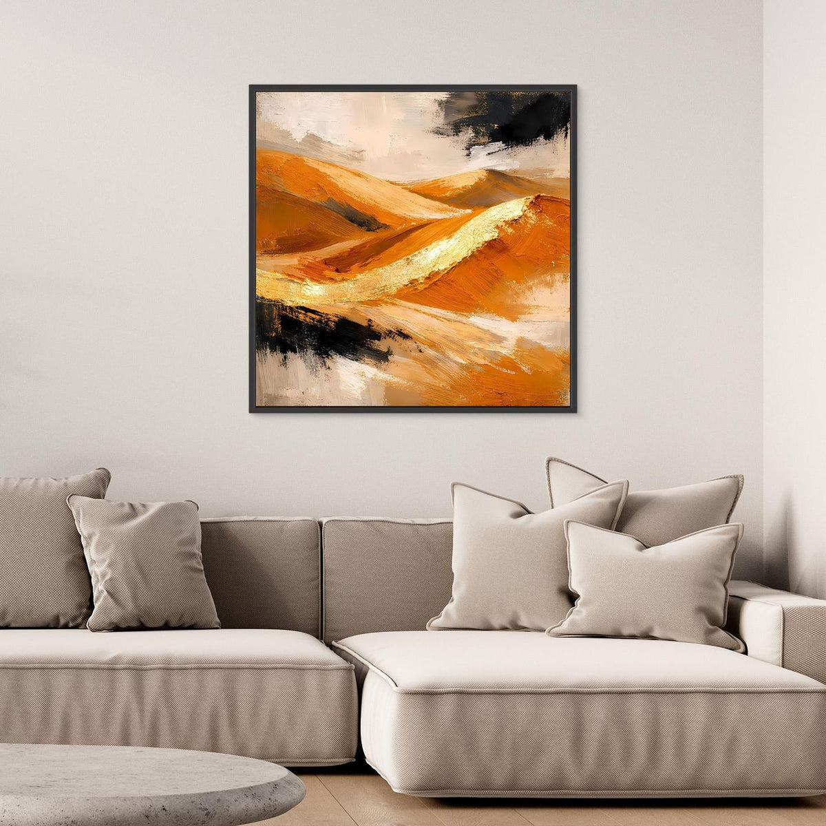 Leinwandbild mit abstrakten Dünen in Gold und Orange, diagonal verlaufende Pinselstriche, dunkle Akzente