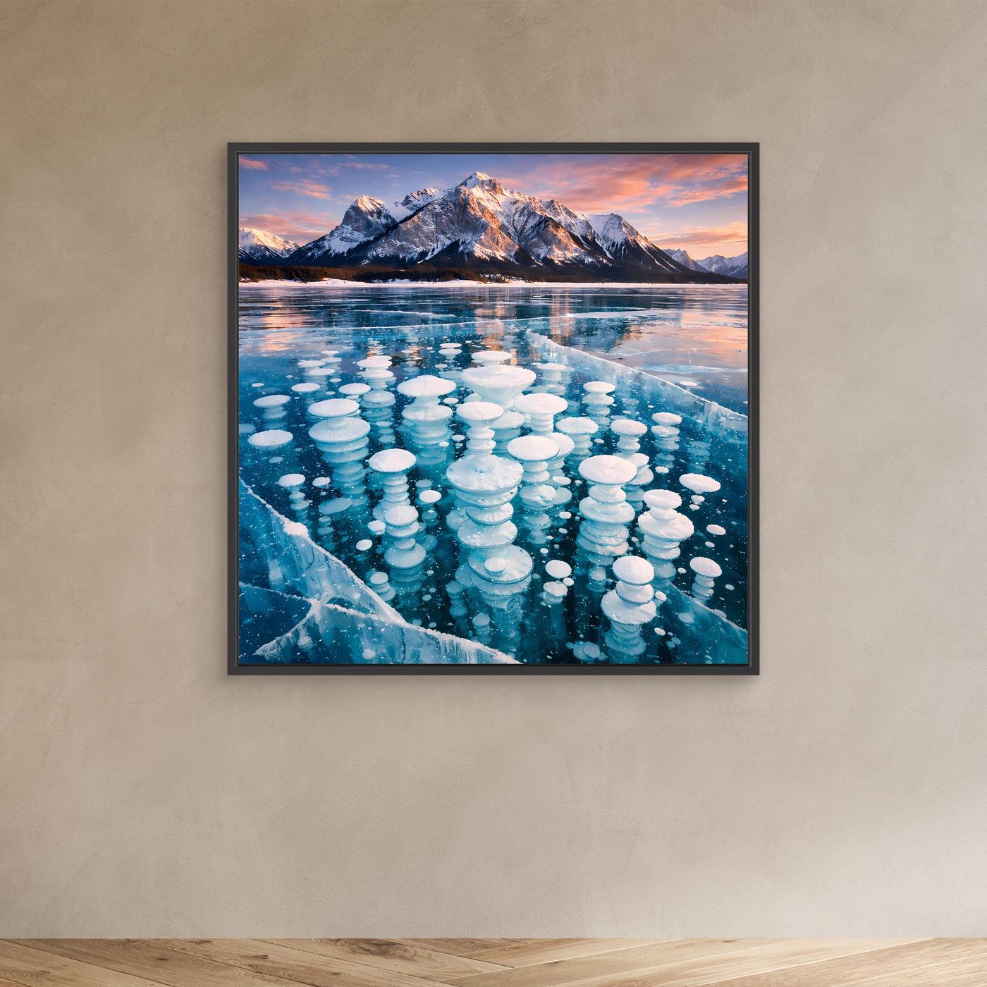 Leinwandbild mit gefrorenen Blasen auf See im schwarzen Rahmen, Bergpanorama im Abendlicht