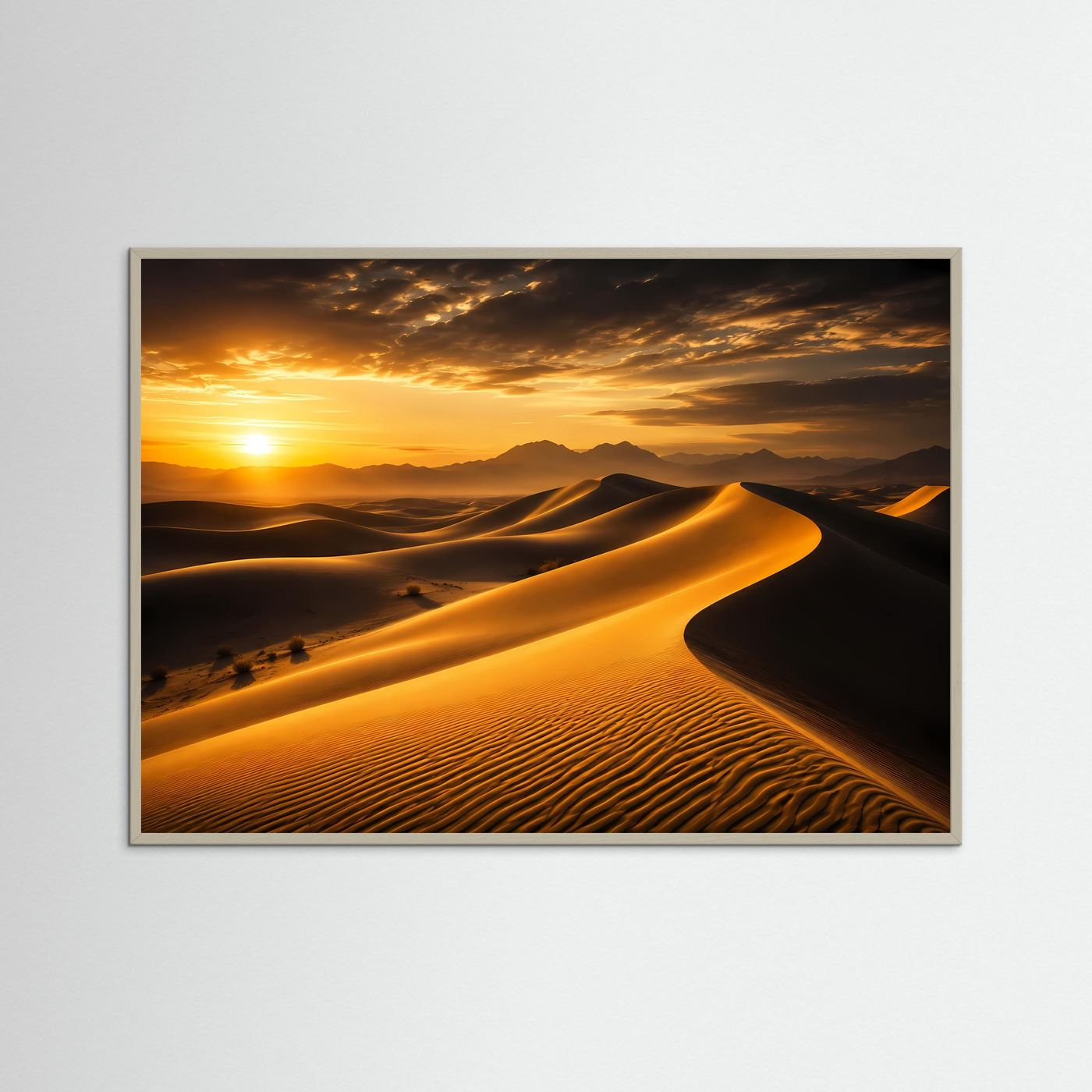 Poster mit goldenen Sanddünen im Sonnenuntergang, Berge und Wolken, grauer Rahmen