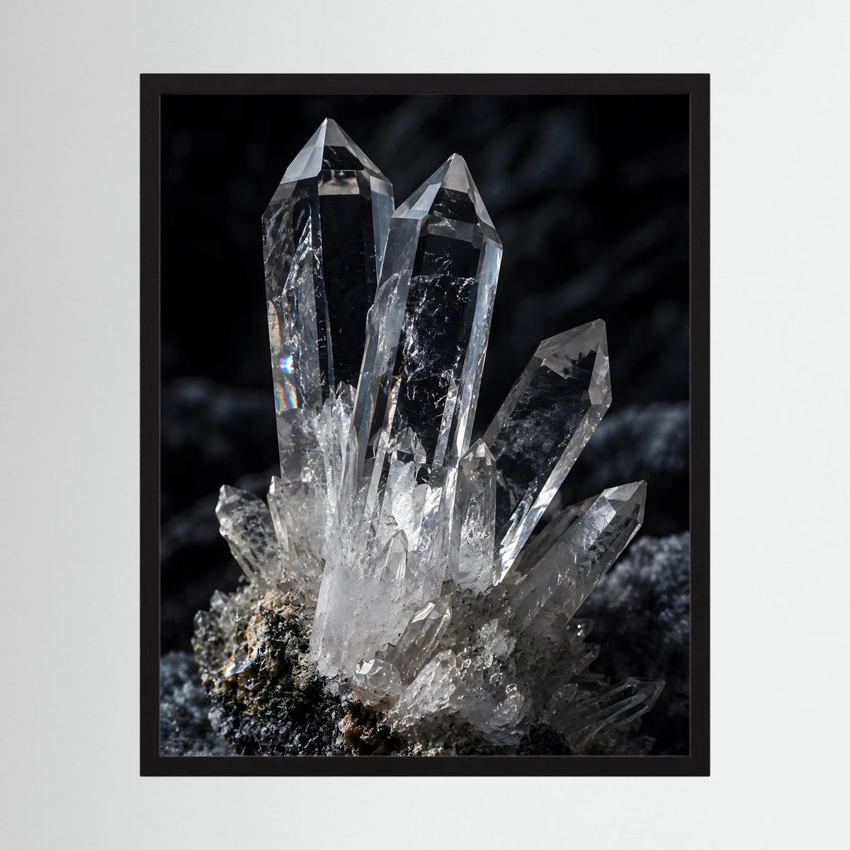 Poster mit Bergkristall-Quarz auf dunklem Gestein im schwarzen Rahmen, hochformat