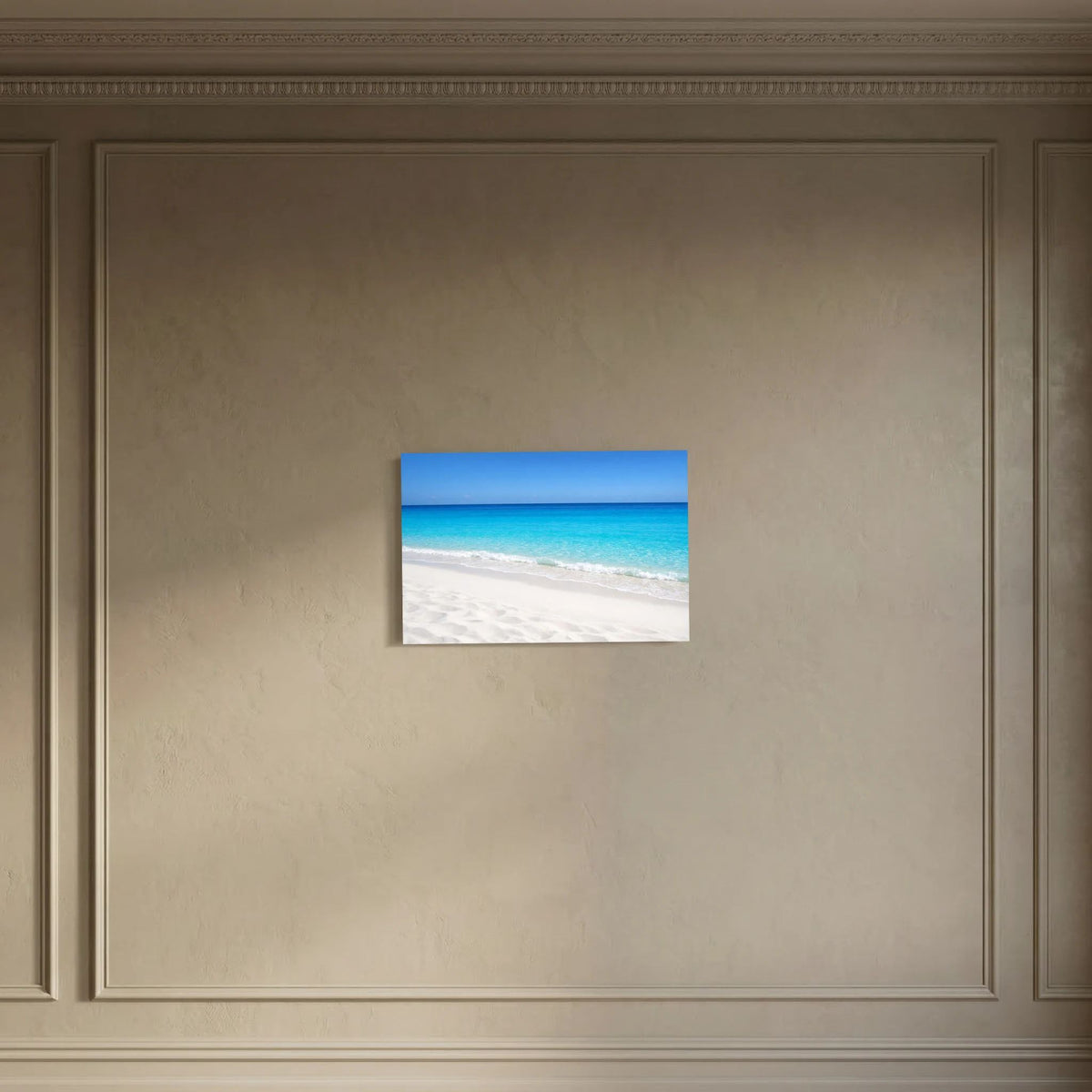 Wandbild mit türkisblauem Meer und hellem Sandstrand, blau umrandet, Querformat