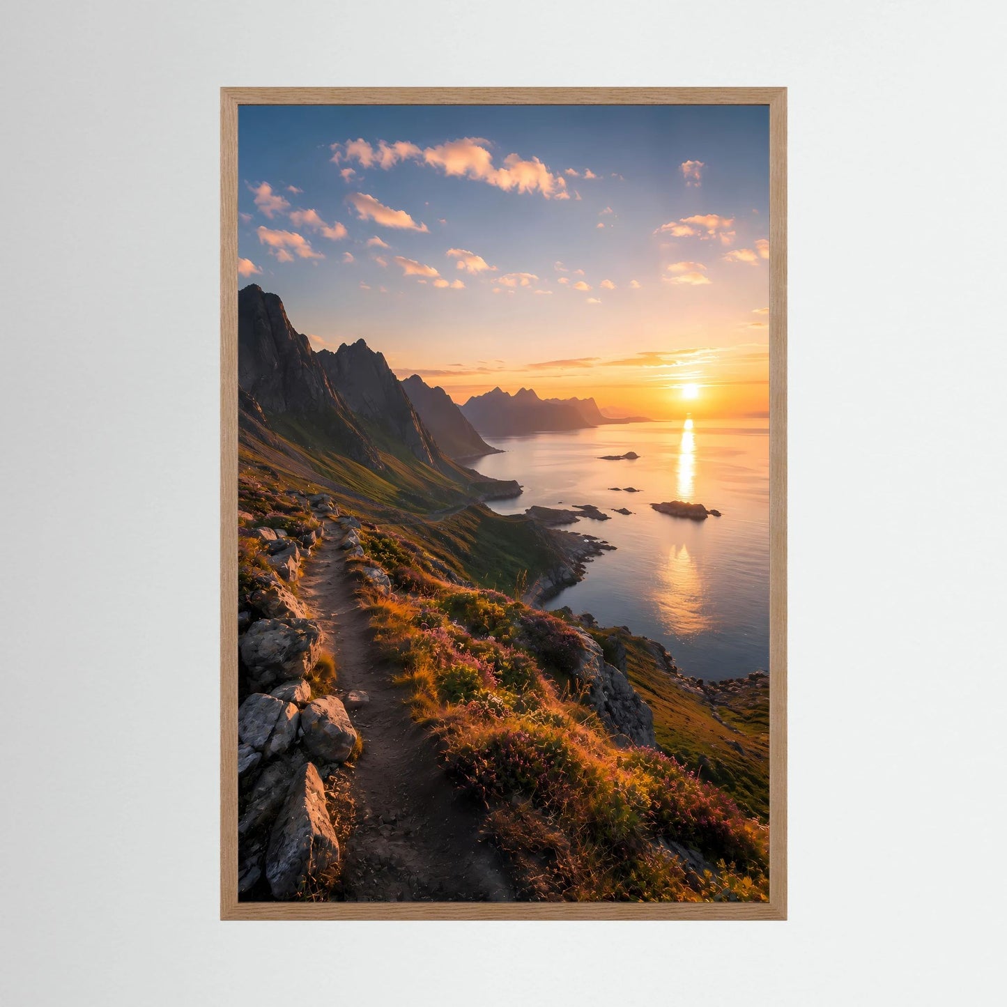 Gerahmtes Poster im Hochformat mit Küstenlandschaft bei Sonnenuntergang, Strandpfad und Meer