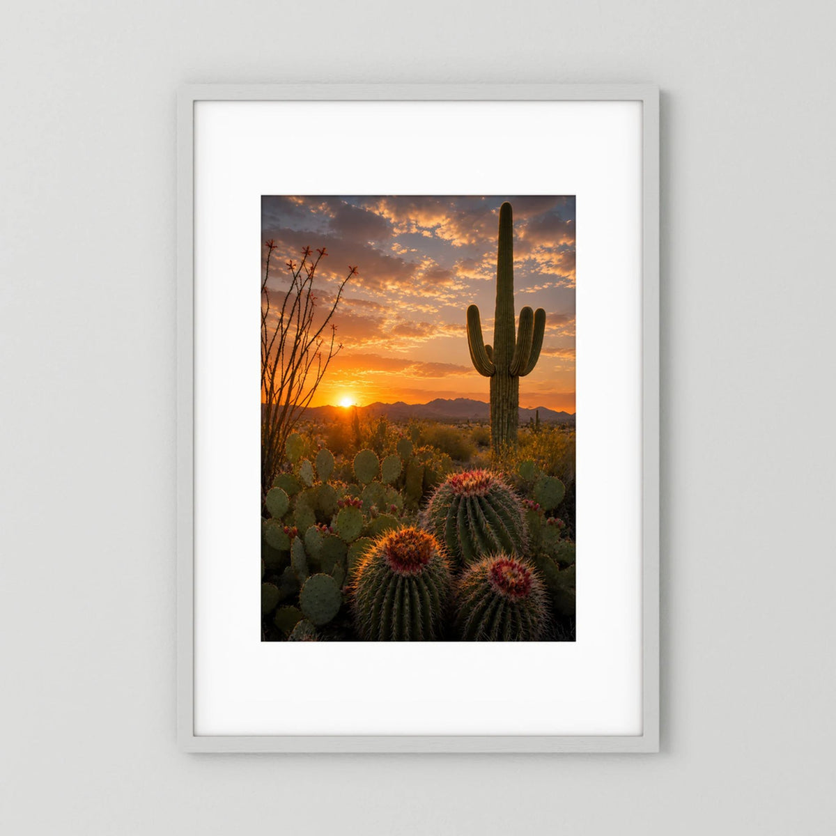 Gerahmtes Poster mit Wüstenkakteen und Sonnenuntergang im Hochformat