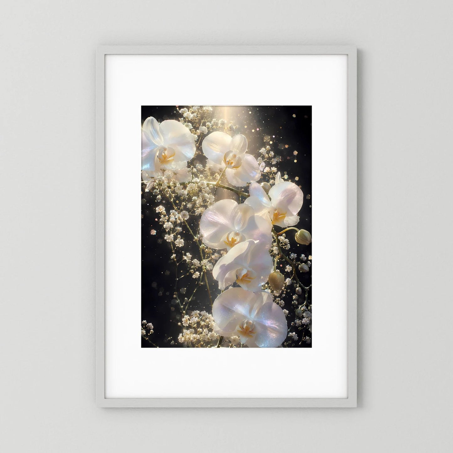 Orchideenposter mit weißen Blüten und Goldglanz, Hochformat im weißen Rahmen