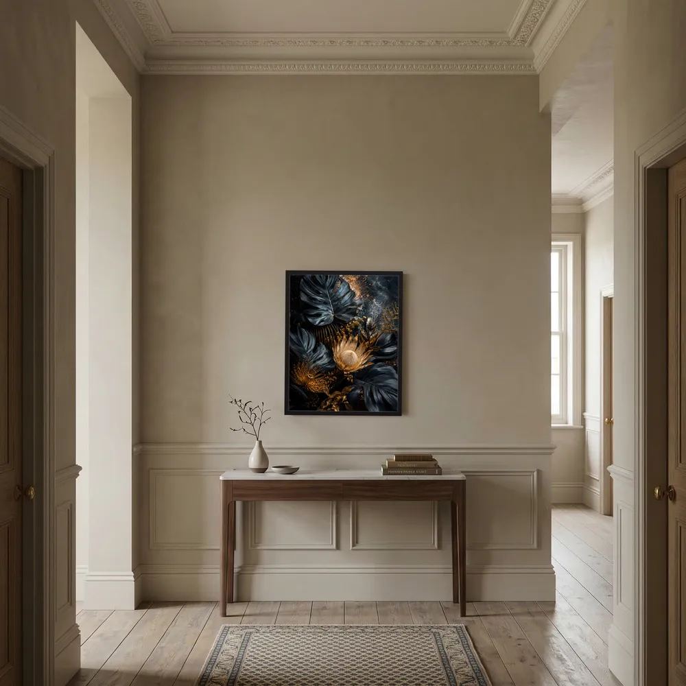 Hochformatiges Kunstposter im schwarzen Rahmen mit dunklen Pflanzenblättern und goldener Protea