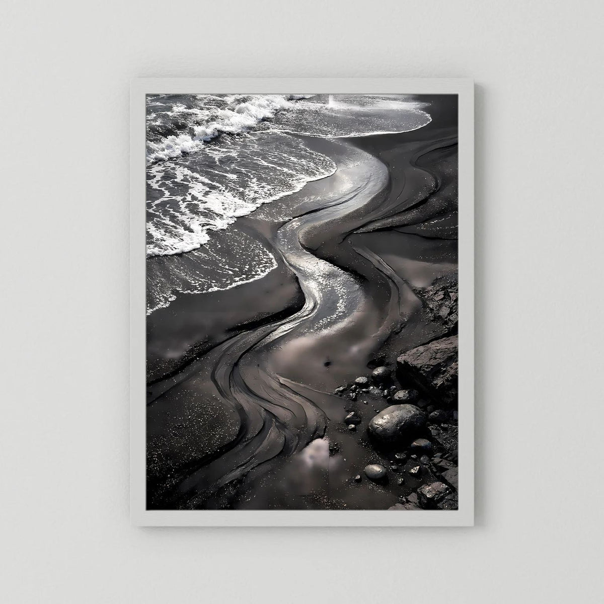 Strandposter mit schwarzem Sand und Meereswellen im Hochformat, weißer Rahmen