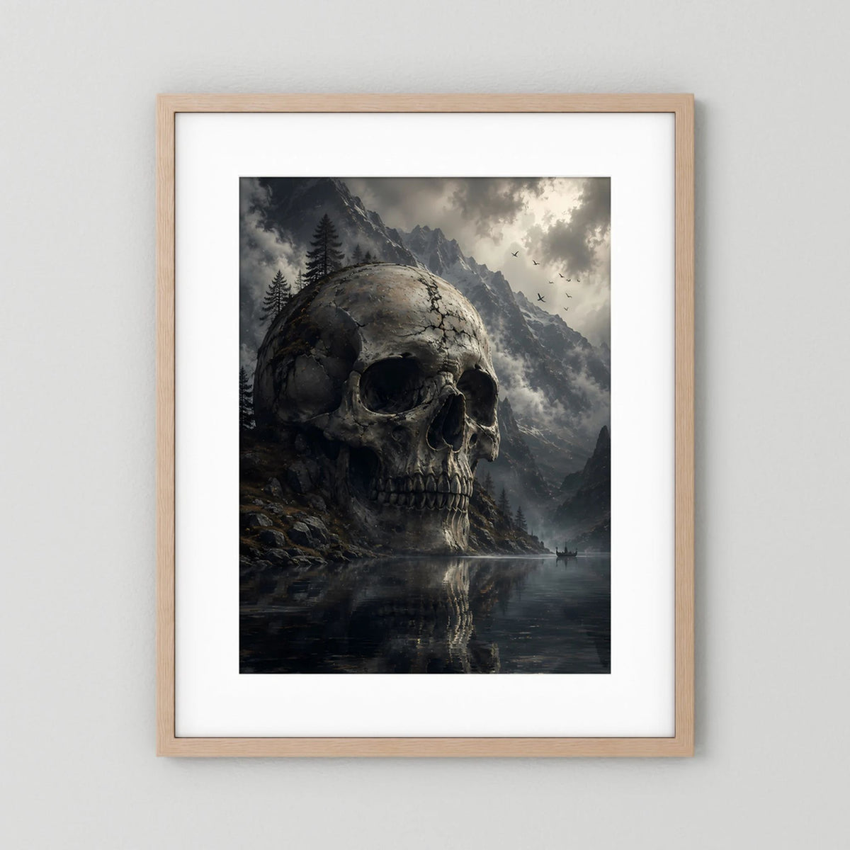 Poster Totenschädel über Bergsee, Berge und Wolken, Holzrahmen in hellem Braun