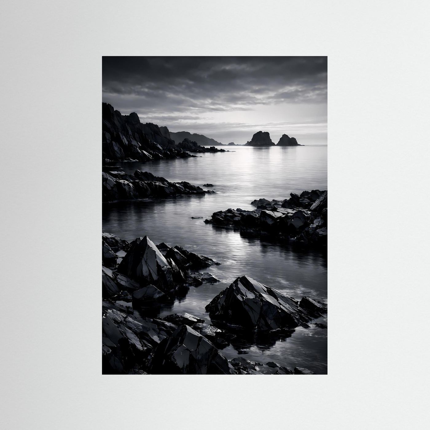 Schwarzweiß-Wandposter Felsküste: Meer und Felsen, ohne Rahmen