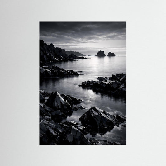Schwarzweiß-Wandposter Felsküste: Meer und Felsen, ohne Rahmen