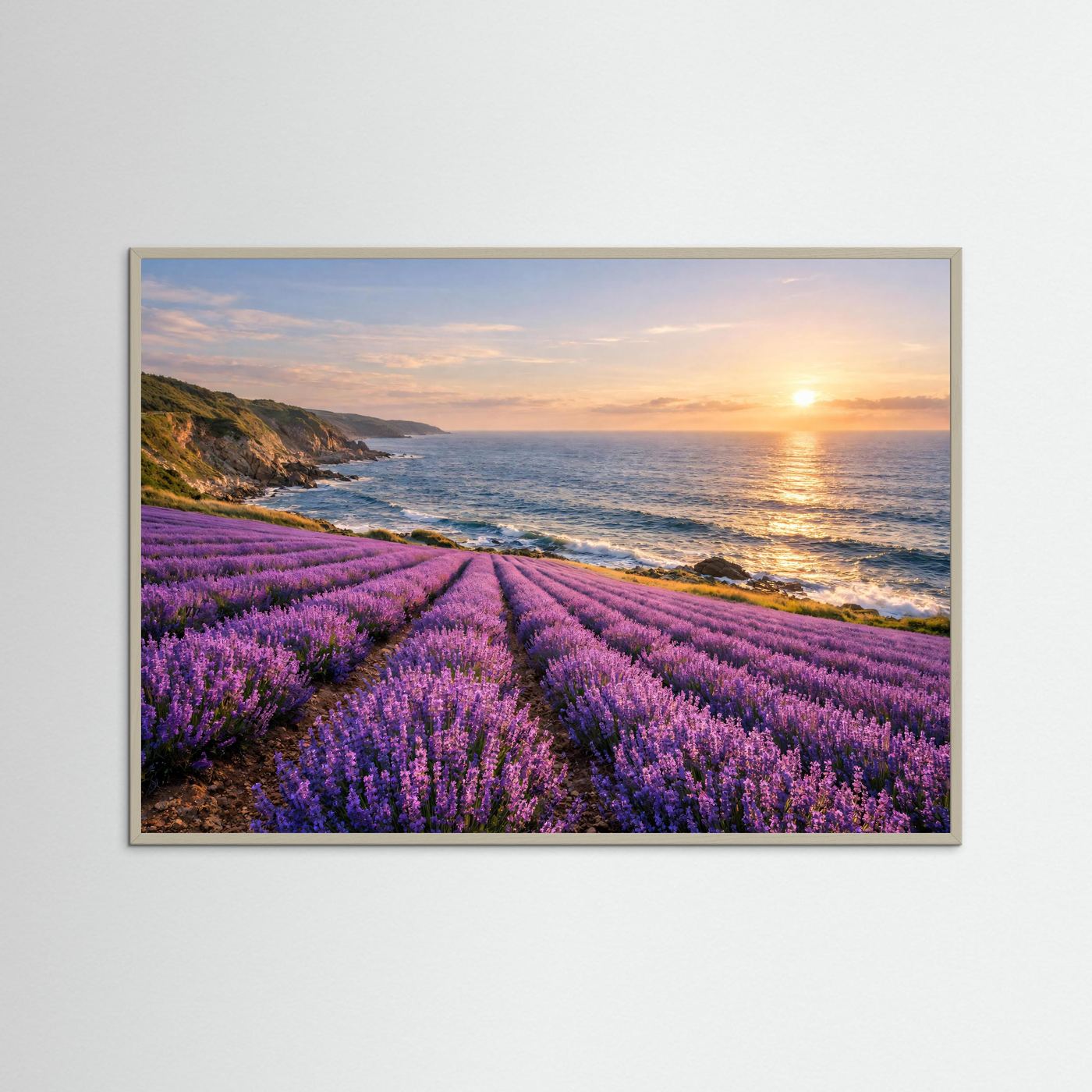 Panorama-Naturposter mit grauem Rahmen: Lavendelfeld am Meer, Küstenweg und Sonnenuntergang am Horizont