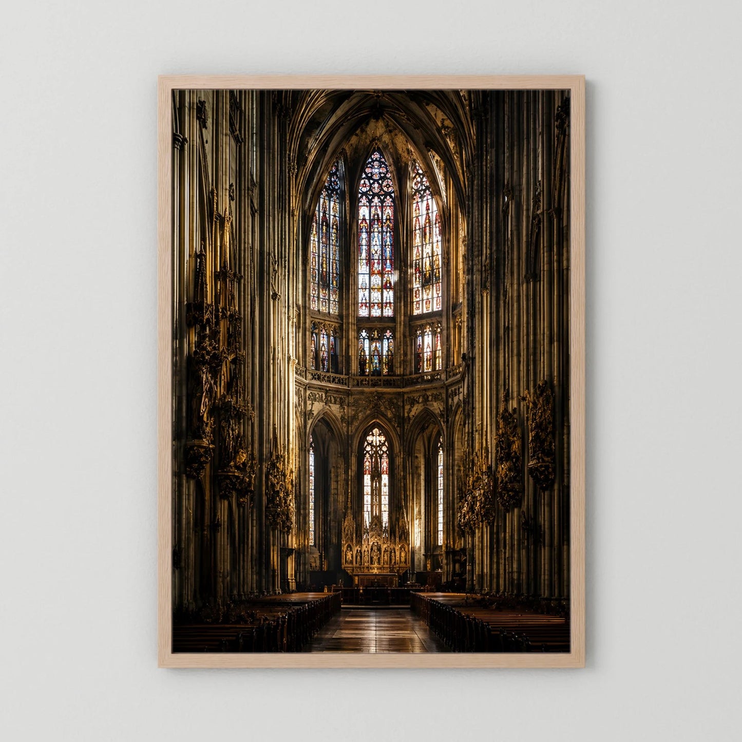 Kunstposter im Holzrahmen mit gotischem Kircheninnenraum und Buntglasfenster