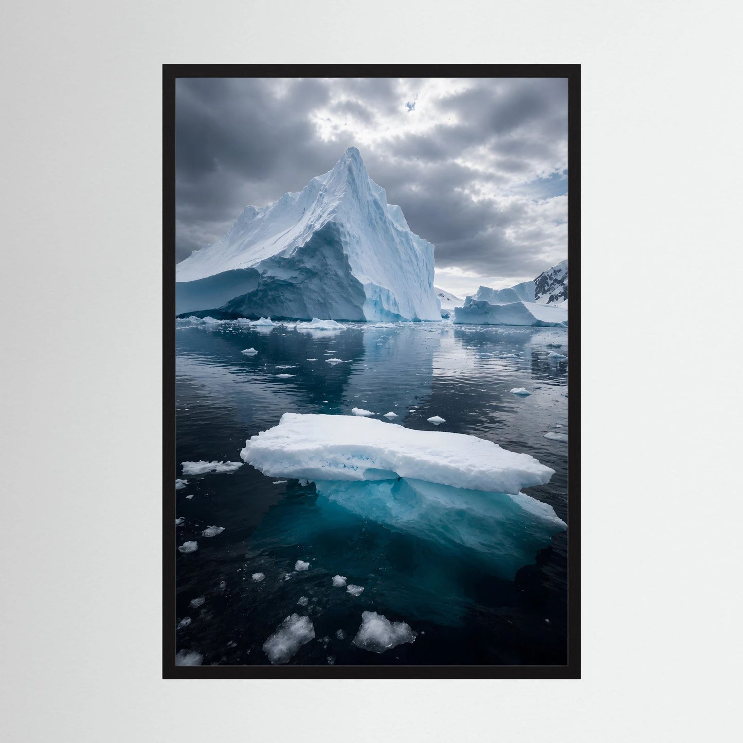 Poster mit Antarktis-Eislandschaft: Gletscherspitze, blaues Eis und Wasser, schwarzer Rahmen