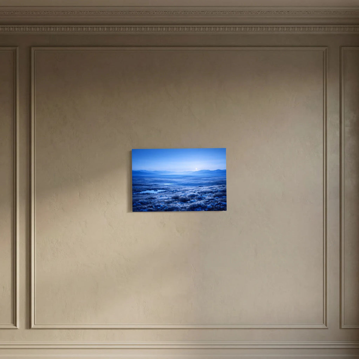 Gerahmtes Wandbild: arktische Tundra im Mondschein mit blauem Tal und Mond