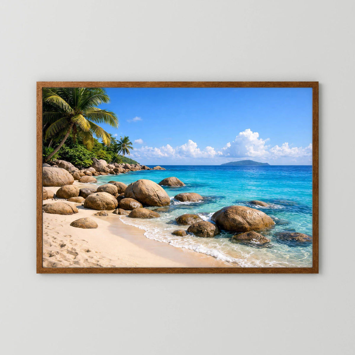 Poster mit tropischem Strand und Granitfelsen, Querformat, brauner Holzrahmen