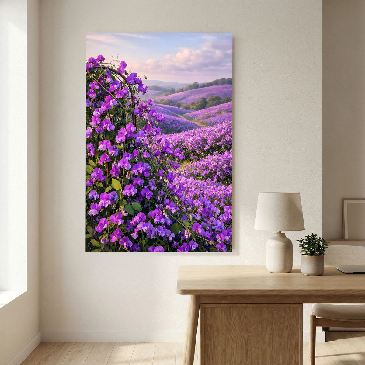 Hochformatiges Wandbild mit violetten Blüten und grünen Hügeln