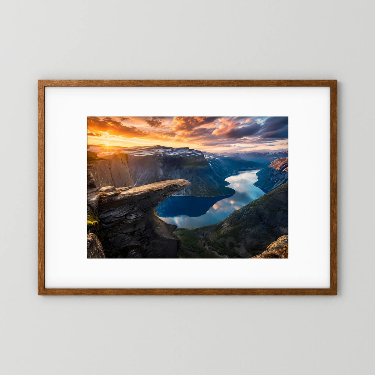 Querformat Poster mit Fjord- und Felsenlandschaft im braunen Holzrahmen.