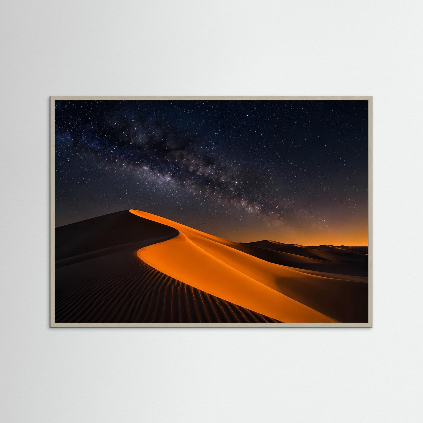 Poster im Querformat mit Wüstendünen, orangefarbenem Licht und Milchstraßenhimmel, grauer Rahmen