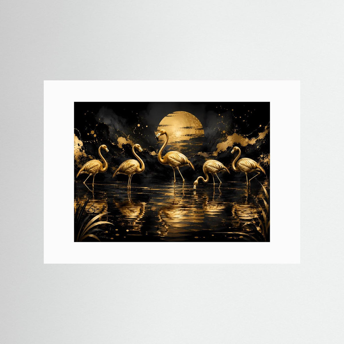 Wandkunst: goldene Flamingos im Wasser unter goldener Mondscheibe, weiß gerahmt