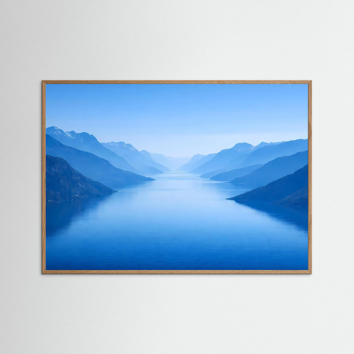 Querformatiges Naturposter mit blauem Fjord in hellem Holzrahmen