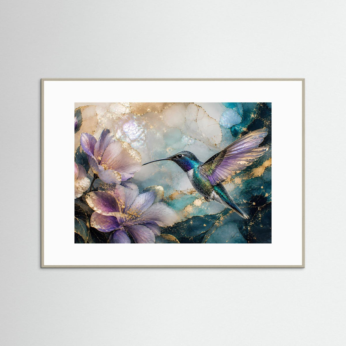 Wandbild mit Kolibri zwischen Blüten in Türkis und Violett, weißer Rahmen