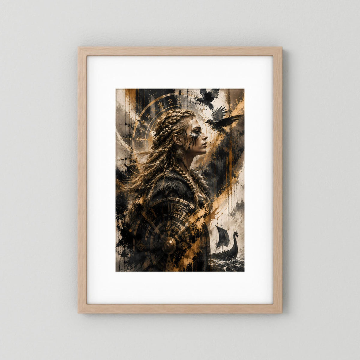 Hochformat-Poster mit hellm Holzrahmen und weißem Rand, Wikingerin, Raben und Langschiff