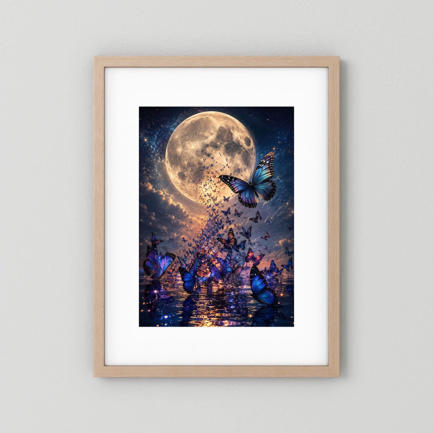 Hochformat-Poster mit hellem Holzrahmen und weißem Passepartout: goldener Mond, Schmetterlinge