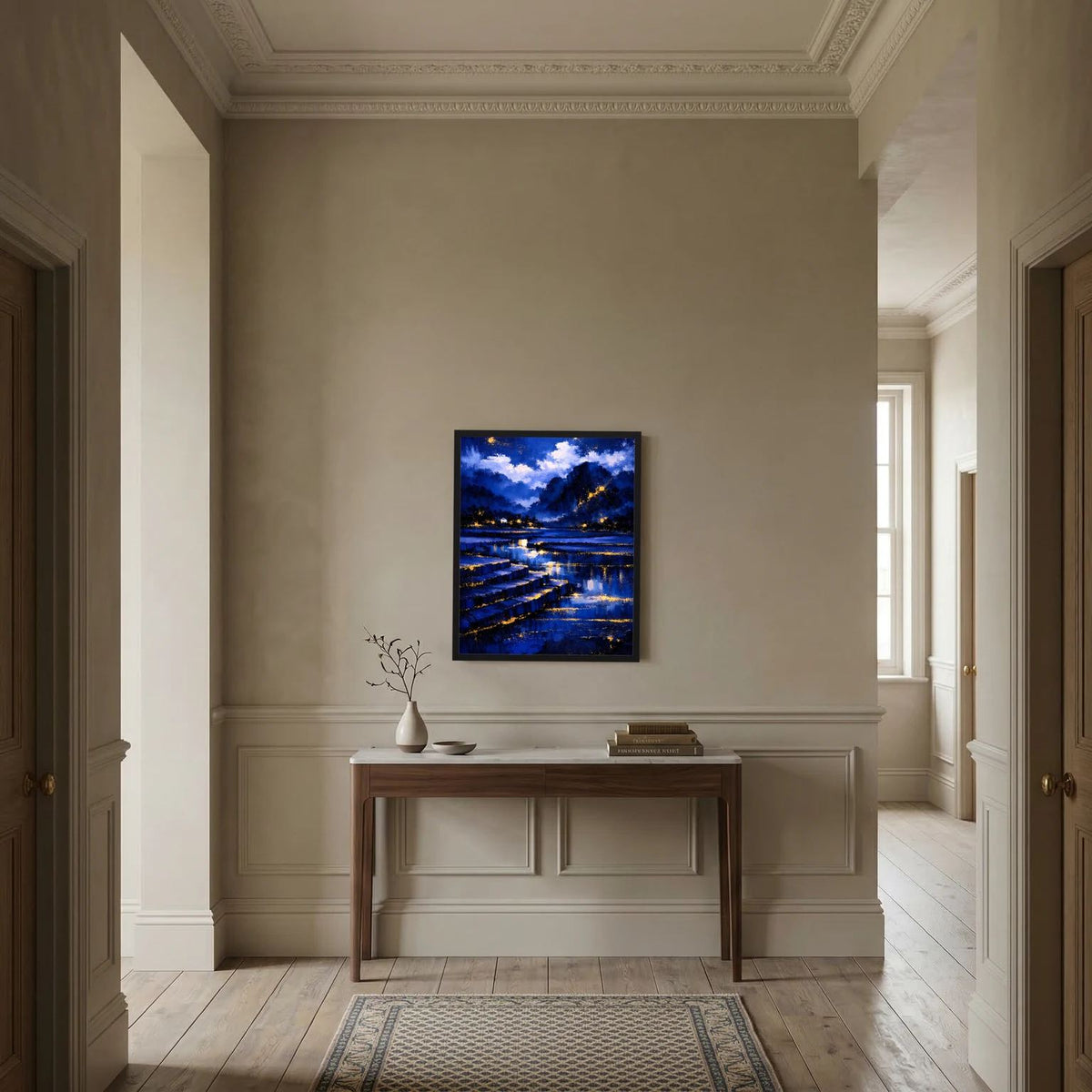 Poster im Bildausschnitt: blaue Nachtlandschaft mit goldenen Lichtern am Seeufer