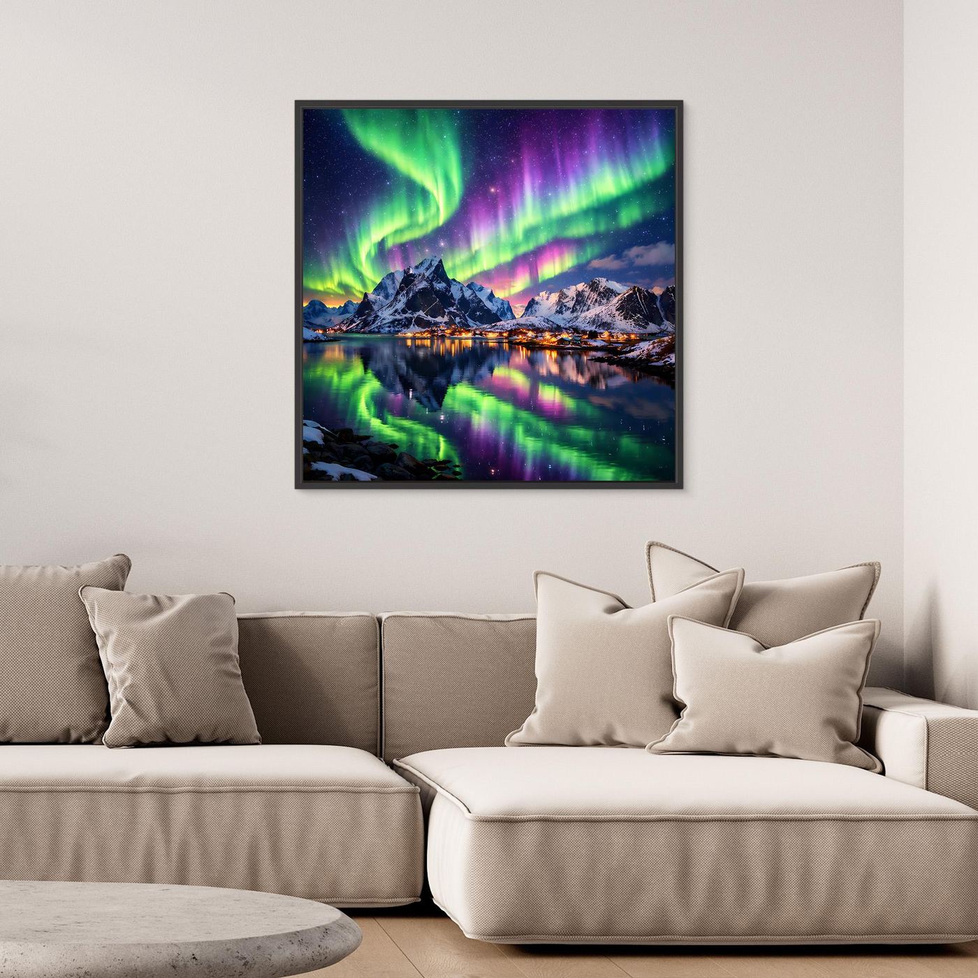 Leinwandbild mit Polarlichtern über Bergen und See, grün-lila, schwarzer Rahmen