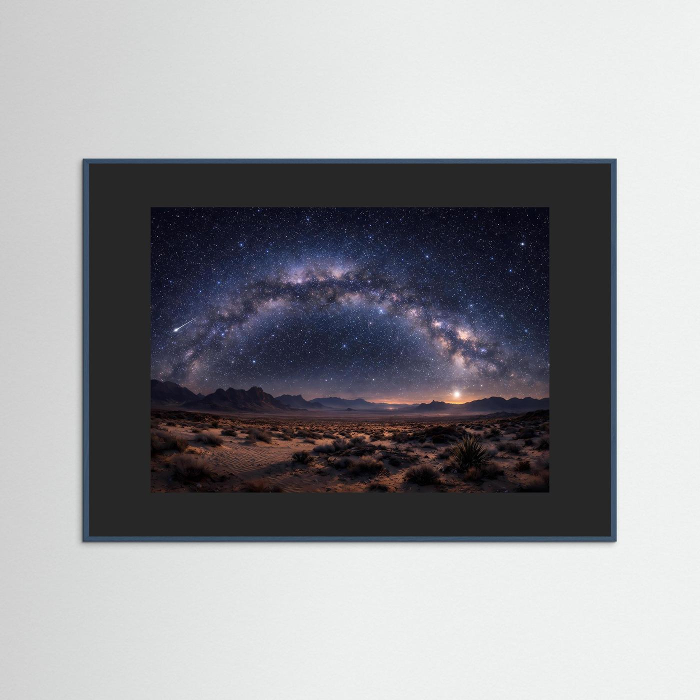 Sternenhimmel-Wandbild mit Milchstraße über Wüstenlandschaft, grauer Rahmen